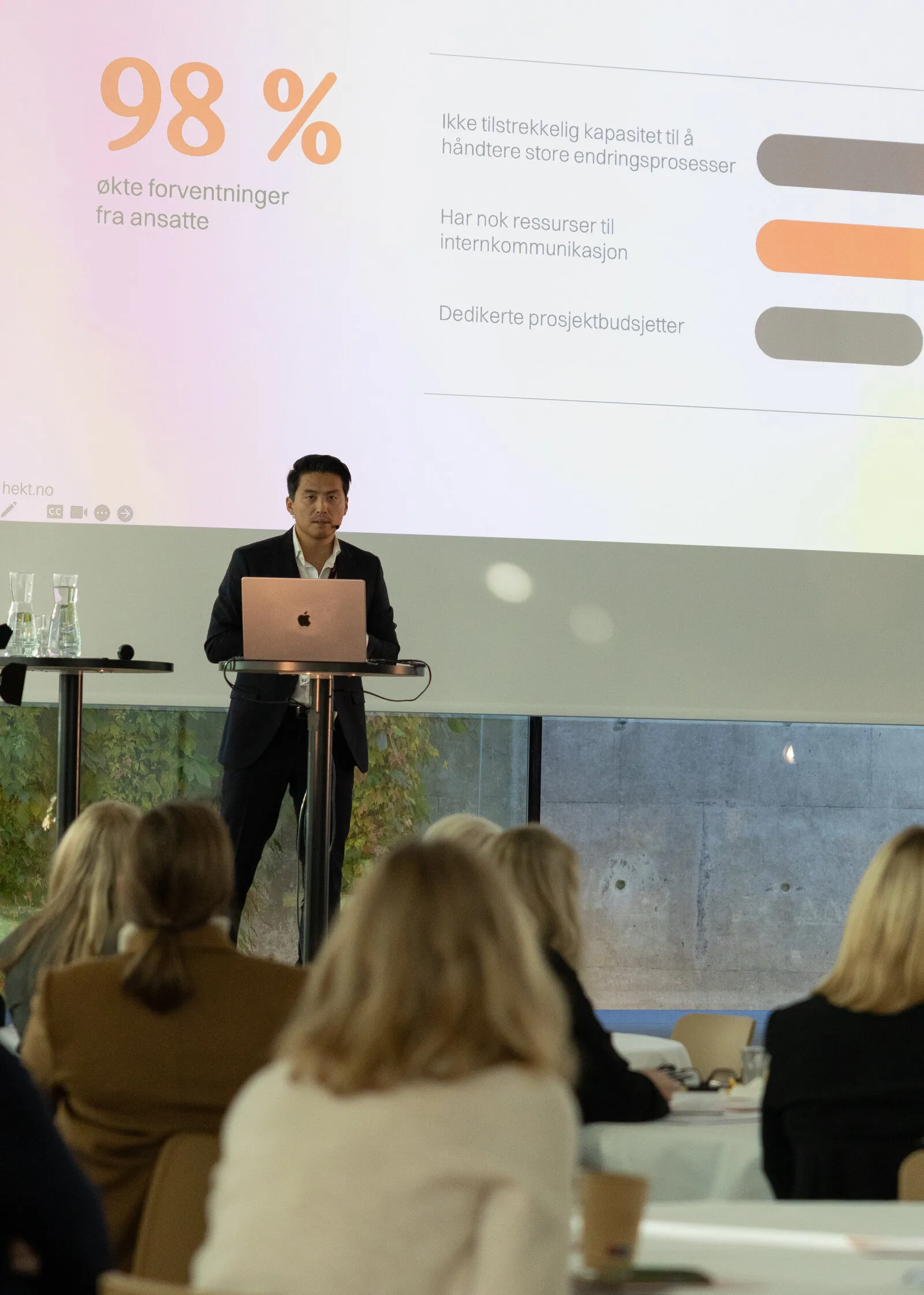 Marius Myhrvold presenterer funn fra rapporten foran en skjerm som viser 98 prosent