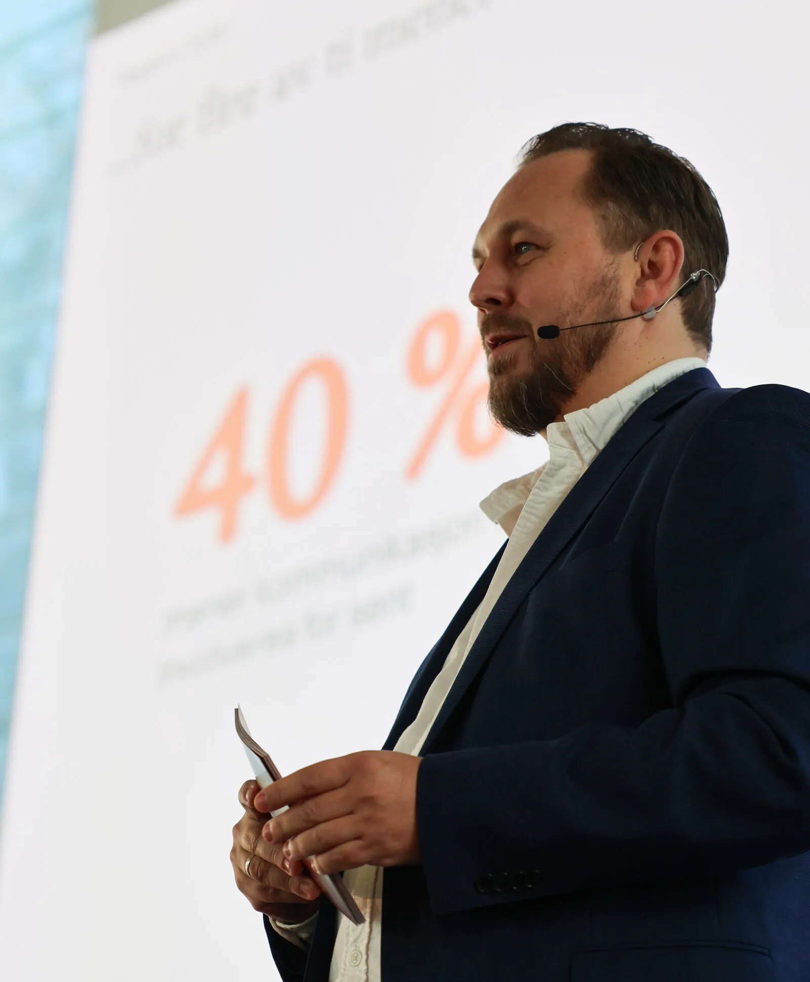 Ole Emil Johnsen presenterer funn fra rapporten foran en skjerm som viser 40 prosent